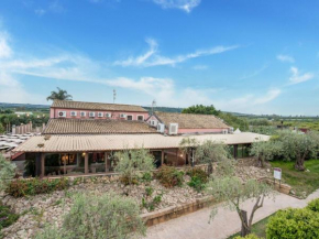 Charming Holiday Home in Carlentini with Pool Tennis Court, Carlentini